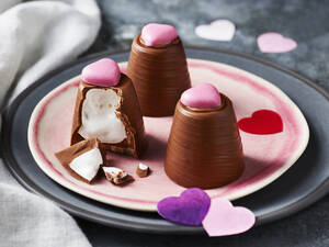 marksandspencer_Valentyn2021_mlecna cokolada plnena marshmallow s prichuti jahod se slehackou_59,90Kc.jpg